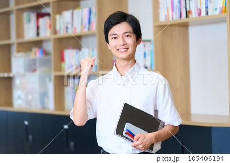 受験生　高校生　浪人生　大学生　学生　夏期講習　学習塾　 105406194