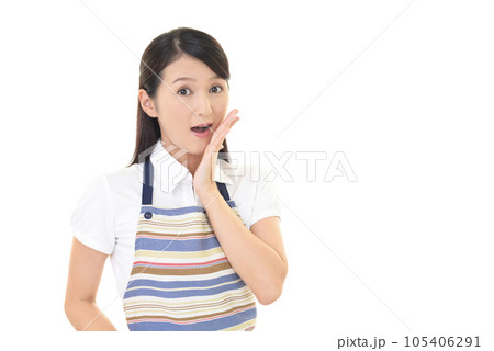驚くエプロン姿の女性 驚くエプロン姿の女性 105406291
