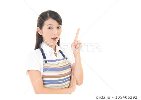 ひらめくエプロン姿の女性 ひらめくエプロン姿の女性 105406292