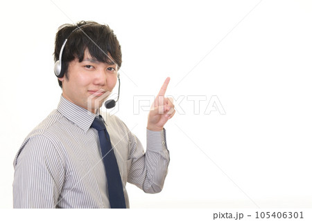 指さして案内する男性オペレーター 105406301