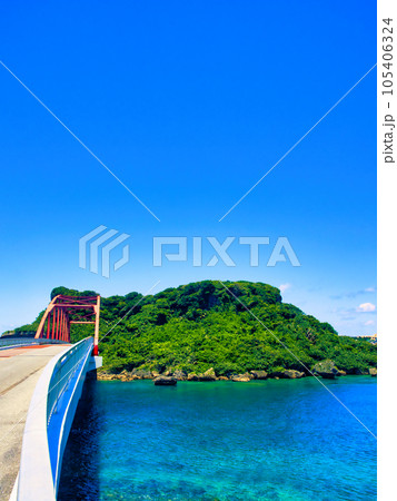 宮城島と伊計島を結ぶ伊計大橋。沖縄県。 105406324