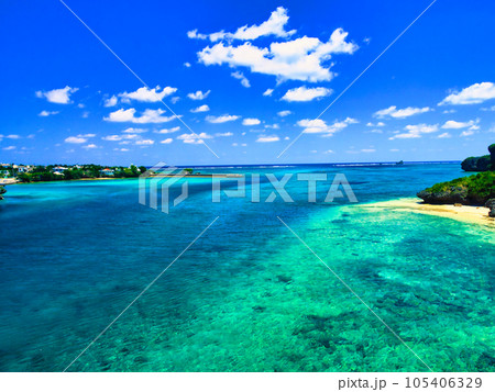 宮城島と伊計島を結ぶ伊計大橋から眺める海。沖縄県。 105406329