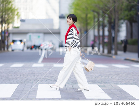 街中を歩く女性 街中を歩く女性 105406460