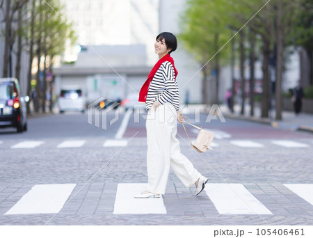 街中を歩く女性 105406461