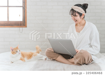 家で猫と一緒にテレワーク・リモートワークする女性 家で猫と一緒にテレワーク・リモートワークする女性 105406468