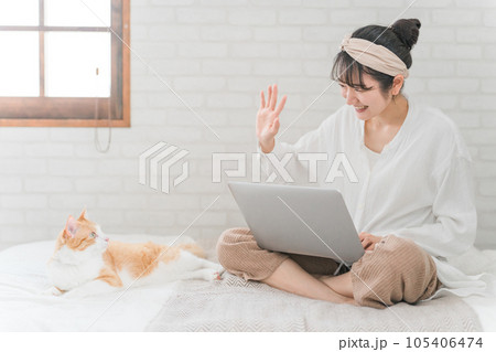 家で猫と一緒にテレワーク・リモートワークする女性 家で猫と一緒にテレワーク・リモートワークする女性 105406474
