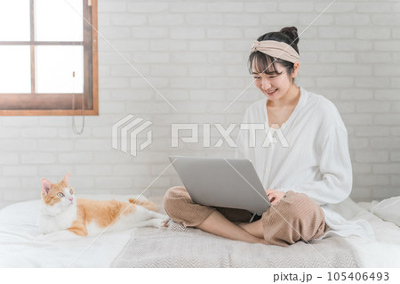 家で猫と一緒にテレワーク・リモートワークする女性 家で猫と一緒にテレワーク・リモートワークする女性 105406493