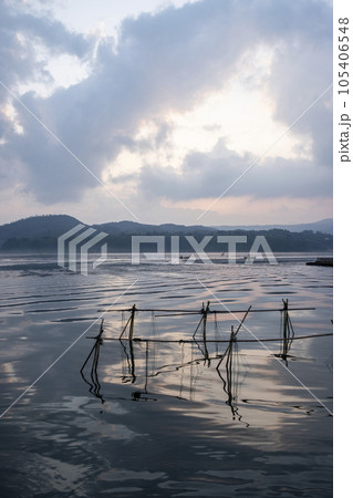 湖畔の夜明け　東郷池 105406548