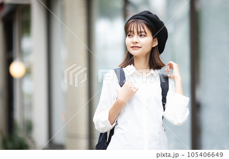 街中を歩く若い女性 街中を歩く若い女性 105406649