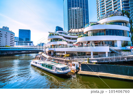 日本の横浜都市景観 横浜ベイクォーターや水上バスなどを望む(左奥には横浜駅・JR横浜タワー) 日本の横浜都市景観 横浜ベイクォーターや水上バスなどを望む(左奥には横浜駅・JR横浜タワー) 105406760