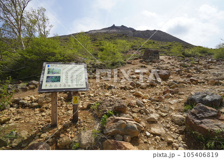 茶臼岳 峰の茶屋跡避難小屋から下山中、中の茶屋跡から見た茶臼岳山頂方面 2023年5月30日 茶臼岳 峰の茶屋跡避難小屋から下山中、中の茶屋跡から見た茶臼岳山頂方面 2023年5月30日 105406819