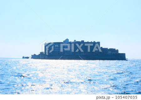 船から見た軍艦島 船から見た軍艦島 105407035