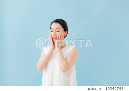 ビューティー　シニア　女性　正面 105407484