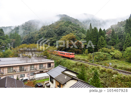 城崎温泉の裏山_朝霧のかかる裏山を通るローカル線 城崎温泉の裏山_朝霧のかかる裏山を通るローカル線 105407928