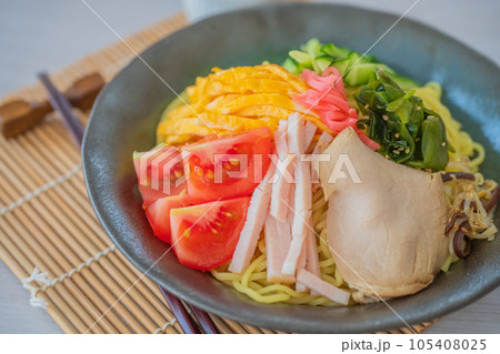 冷やし中華 クローズアップ 白テーブルウエア 夏イメージ素材 105408025