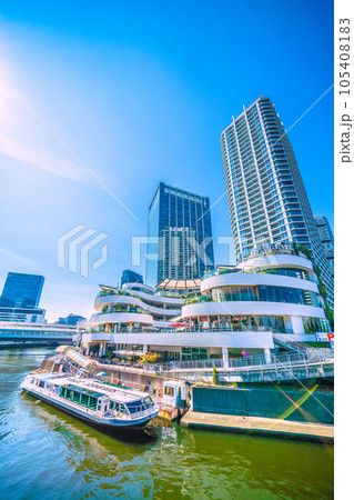 日本の横浜都市景観 横浜ベイクォーターや水上バスなどを望む(左奥には横浜駅・JR横浜タワー) 日本の横浜都市景観 横浜ベイクォーターや水上バスなどを望む(左奥には横浜駅・JR横浜タワー) 105408183