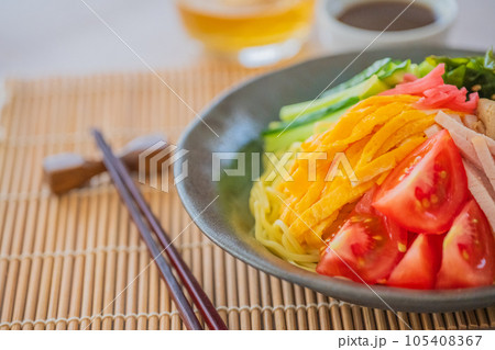冷やし中華 高画質クローズアップ素材 白テーブル背景 夏イメージ素材 冷やし中華 高画質クローズアップ素材 白テーブル背景 夏イメージ素材 105408367