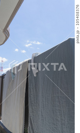 ベランダでフトンを干す 105408376