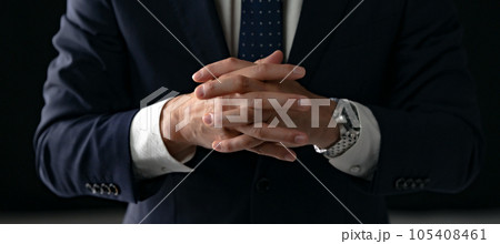 ビジネスマン　手元 105408461