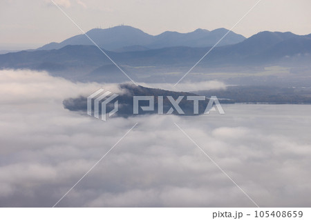 美幌峠から見た北海道屈斜路湖の風景 105408659