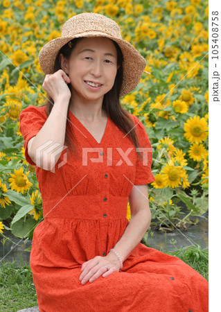 ヒマワリを背に記念撮影 105408758