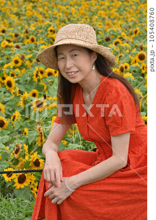 ヒマワリを背に記念撮影 105408760