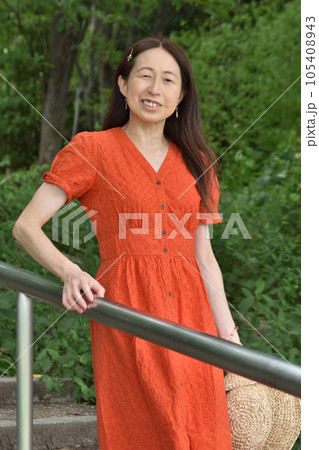 赤いワンピースの女性 105408943