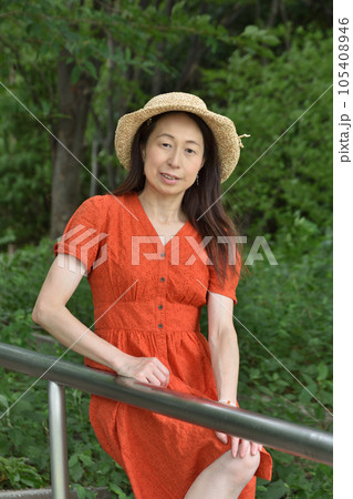 赤いワンピースの女性 105408946