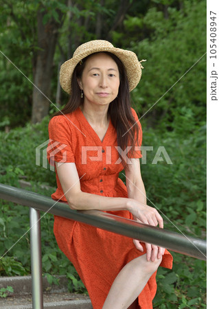 赤いワンピースの女性 105408947