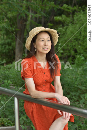 赤いワンピースの女性 105408948