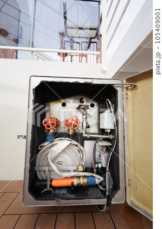 大型客船の消火栓の内部 105409001