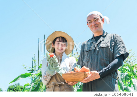 農業・農家・家庭菜園をするアジア人男女(野菜) 農業・農家・家庭菜園をするアジア人男女(野菜) 105409041
