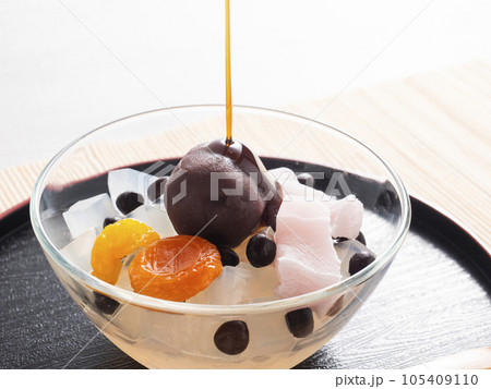 あんみつに黒みつをかける 105409110