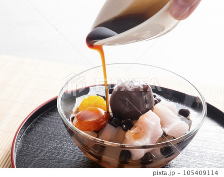 あんみつに黒みつをかける あんみつに黒みつをかける 105409114
