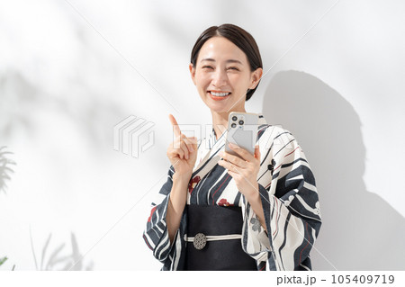 浴衣の女性 スマートフォン 指差し 浴衣の女性 スマートフォン 指差し 105409719
