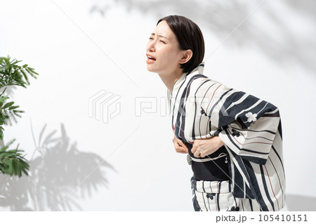 浴衣の女性　苦しい 105410151