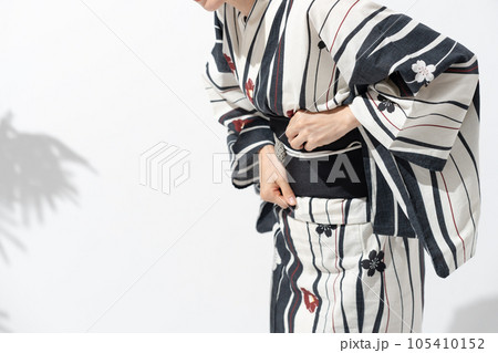 浴衣の女性　苦しい 105410152