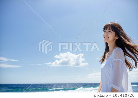 青空をバックに健康的に微笑む若い日本人女性 AI generated 青空をバックに健康的に微笑む若い日本人女性 AI generated 105410720
