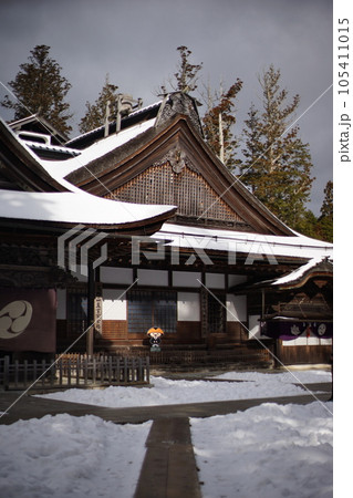 世界遺産高野山金剛峯寺の雪景色 105411015