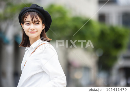 街中を歩く若い女性 街中を歩く若い女性 105411479
