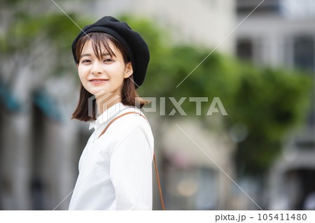 街中を歩く若い女性 街中を歩く若い女性 105411480