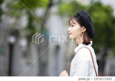 街中を歩く若い女性 街中を歩く若い女性 105411481