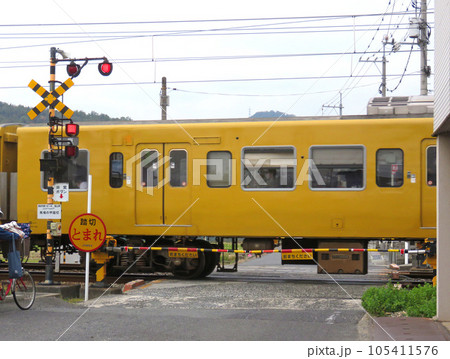 踏切を通り過ぎる電車 105411576