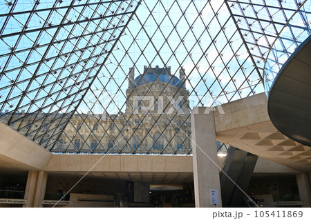 ルーブル美術館・ガラスのピラミッド/パリ,フランス ルーブル美術館・ガラスのピラミッド/パリ,フランス 105411869
