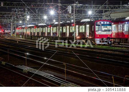 夜の鉄道と車庫【京浜急行電鉄】鉄道の検車場 105411888