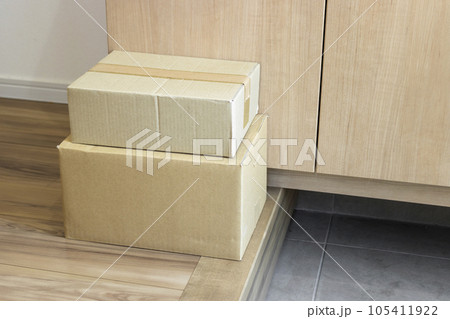 玄関に置いたダンボール箱。荷物イメージ 玄関に置いたダンボール箱。荷物イメージ 105411922