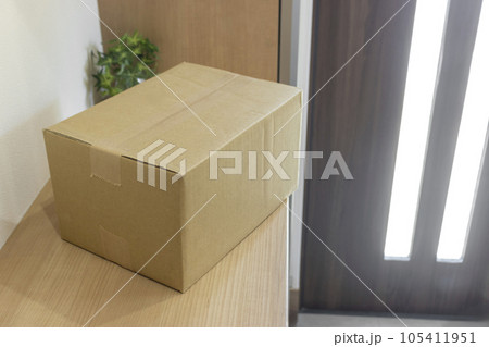 玄関の下駄箱の上に置いたダンボール箱。荷物イメージ 玄関の下駄箱の上に置いたダンボール箱。荷物イメージ 105411951