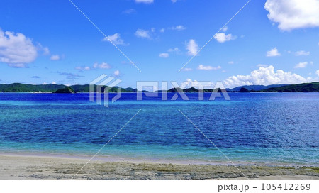 沖縄県阿嘉島のニシバマビーチから見える慶良間諸島 沖縄県阿嘉島のニシバマビーチから見える慶良間諸島 105412269