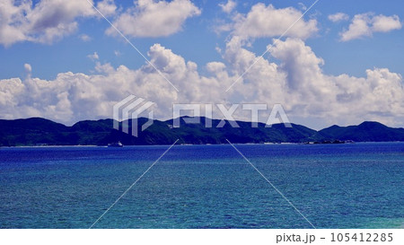 沖縄県阿嘉島のニシバマビーチの波打ち際から見える渡嘉敷島 105412285