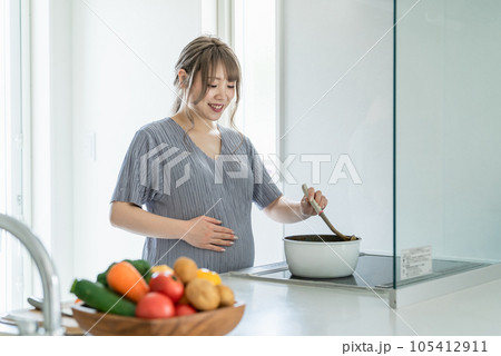 キッチンで料理をするアジア人女性・妊婦・プレママ 105412911